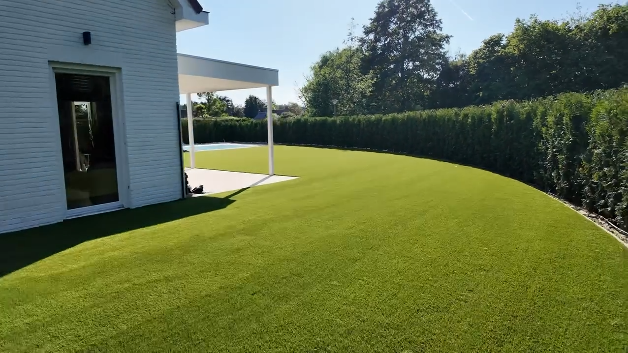 Moderne tuin met grasveld en terras